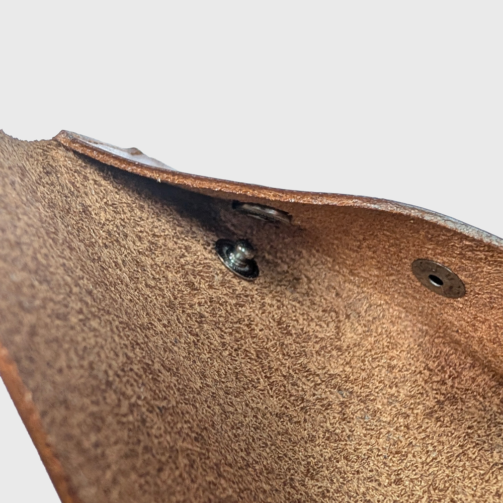 内側まで楽しむ革の風合い